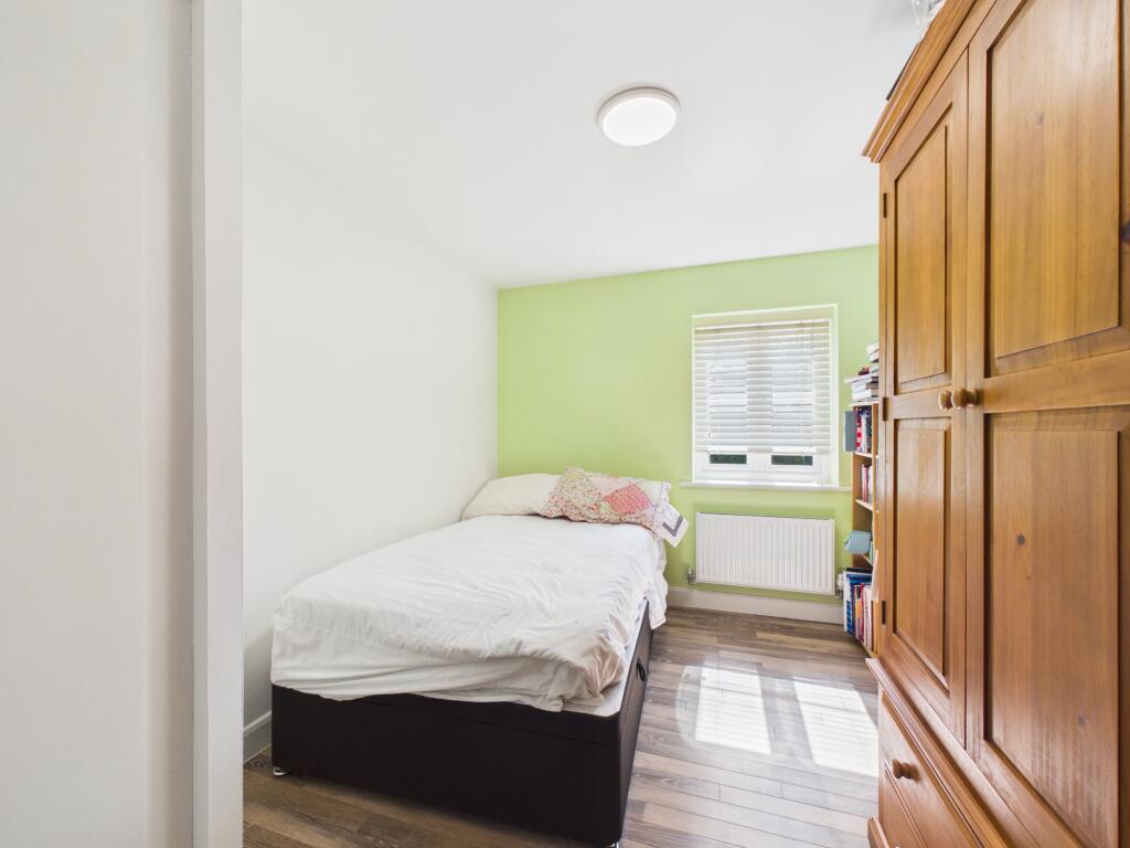 House in Horsham, Broadbridge Heath - More