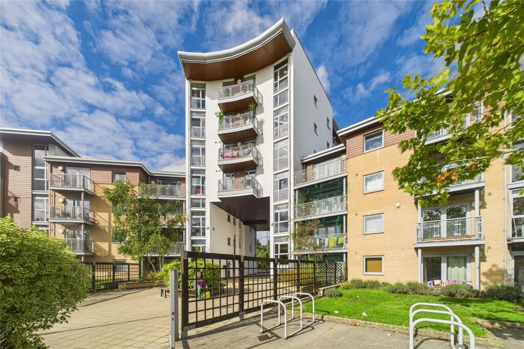 1-bed flat on Kelvin Gate, Bracknell, Berkshire, RG12, £140,000