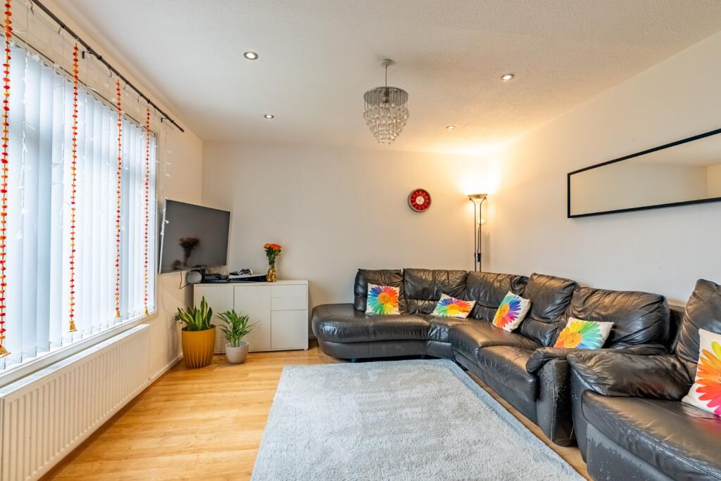 Kitchener Close, St. Albans, Hertfordshire, AL1 photo 2