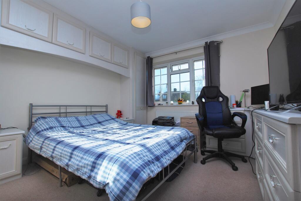 House in Guildford, Woodbridge Hill - View 4