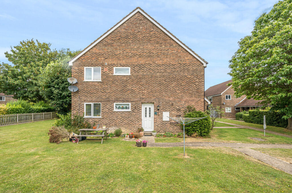 2-bed apartment on Pynchbek, Bishop's Stortford, Hertfordshire, CM23, £200,000