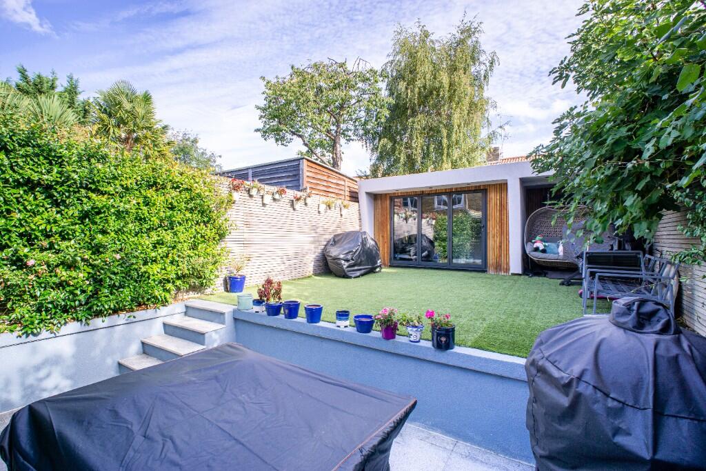 19 Stroud Crescent photo 3