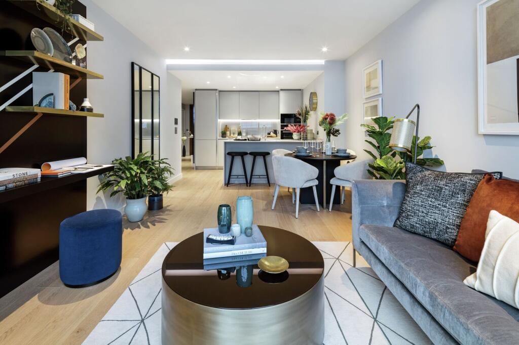 2-bed flat on South Quay Plaza, Canary Wharf, E14, £997,500