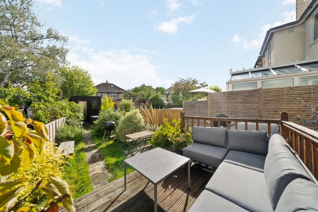 Abbott Avenue, Raynes Park photo 3