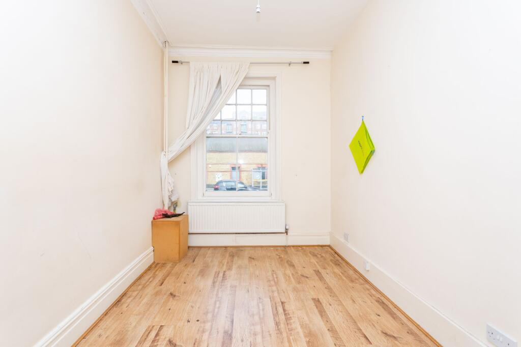 Apartment in Southend-on-Sea, Westcliff-on-Sea - View 3