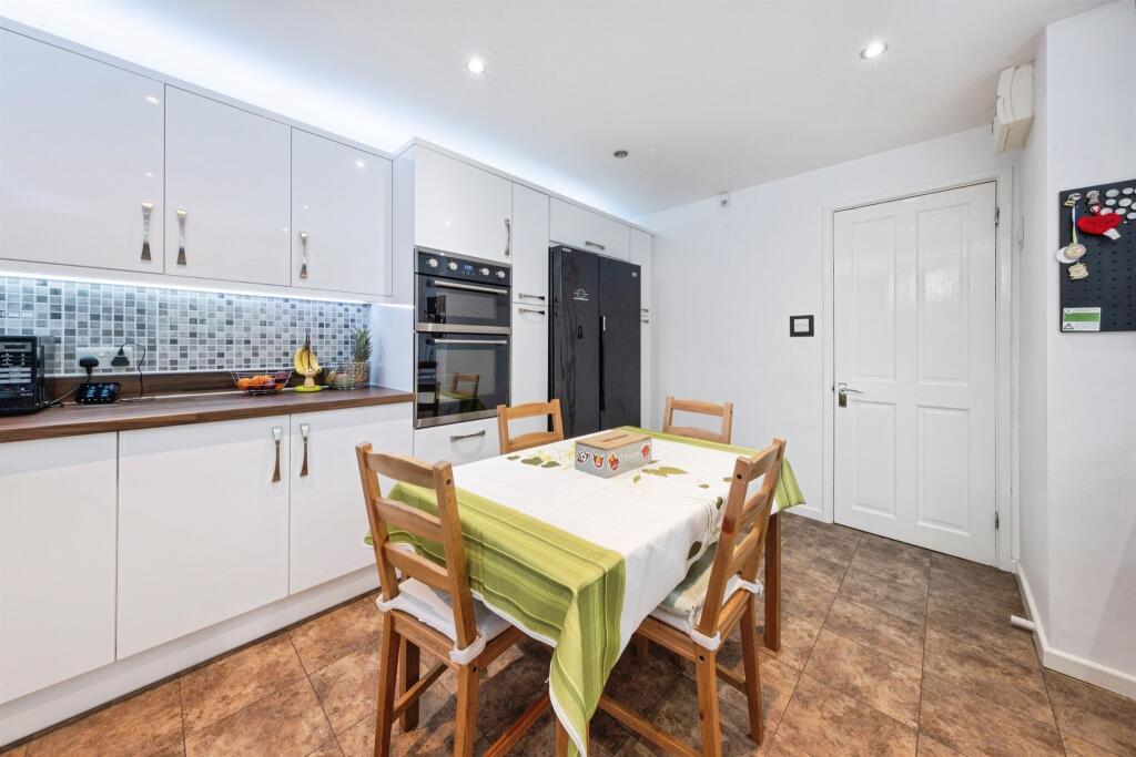 Angel Close, Pennyland, Milton Keynes photo 2
