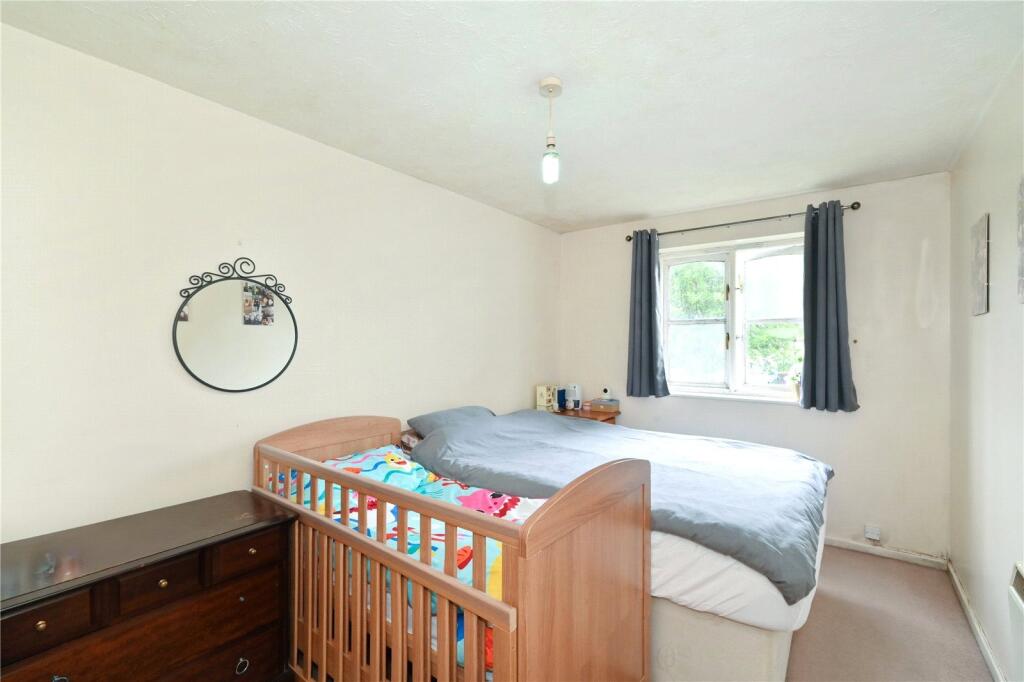 Apartment in Watford, Hertfordshire - View 5