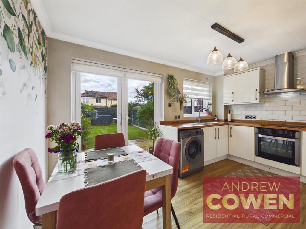 Shire Close, Eastfield, Scarborough photo 3