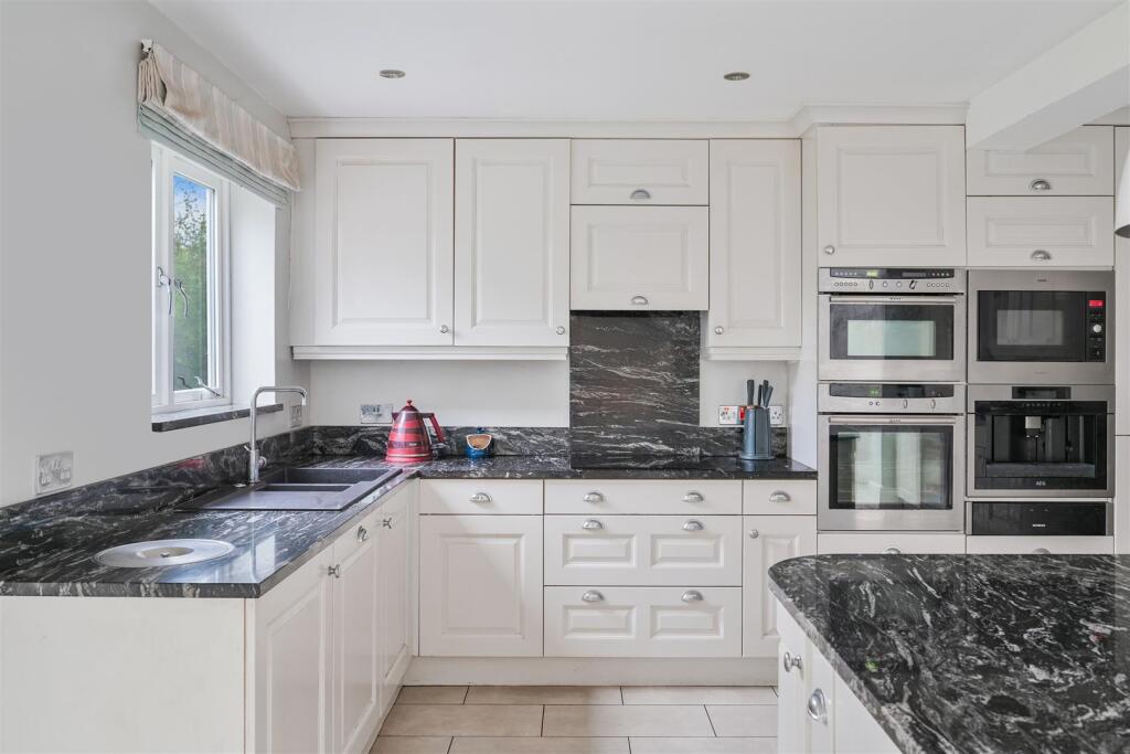 House in Reigate and Banstead, Tadworth - More