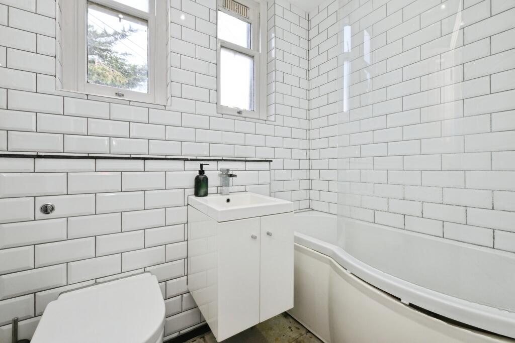 Apartment in Waltham Cross, Churchgate - View 4