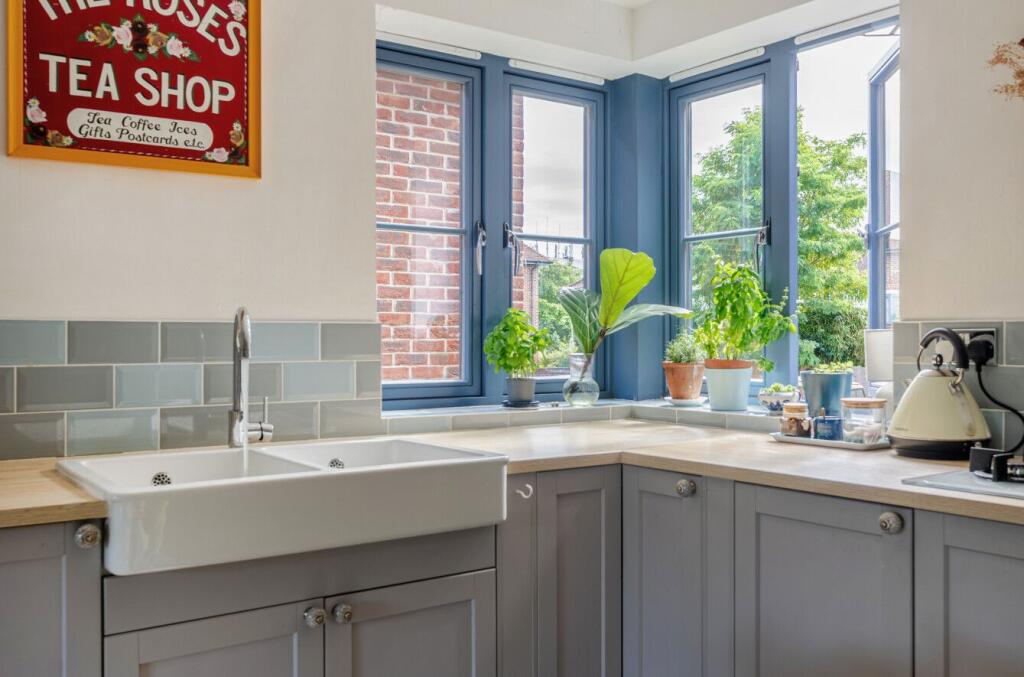 Lyric Place, Lymington, SO41 photo 4