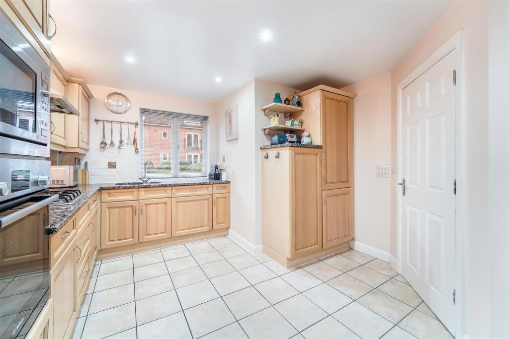 Wingfield Court, Banstead photo 3