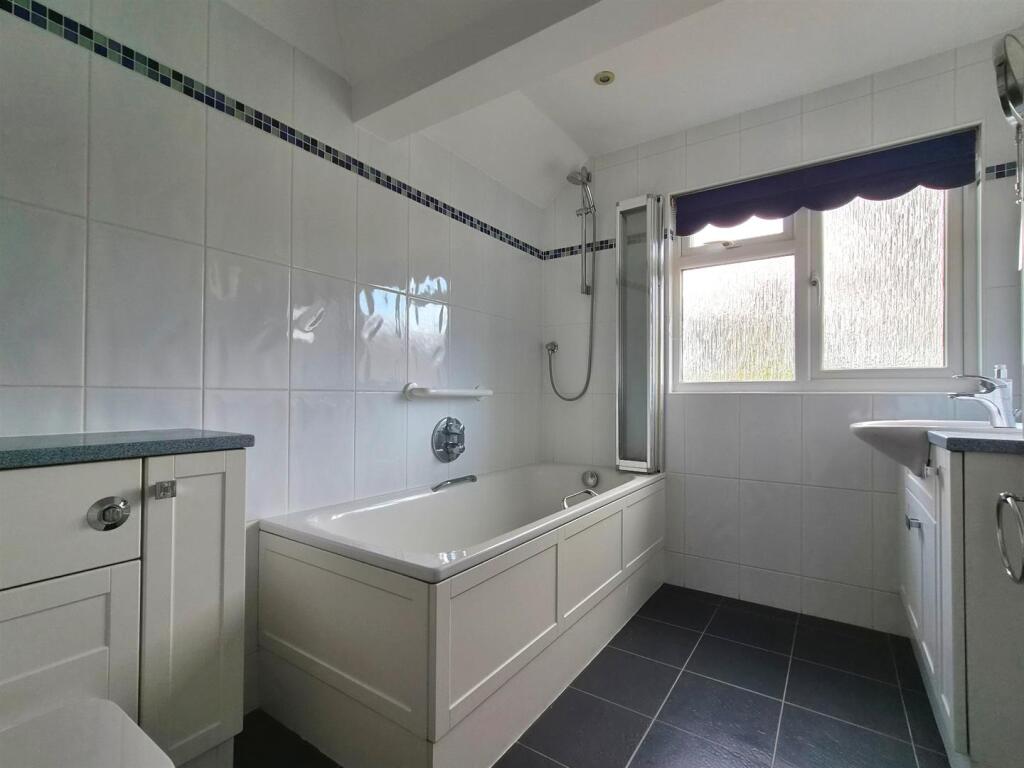 House in Kingston upon Thames - More