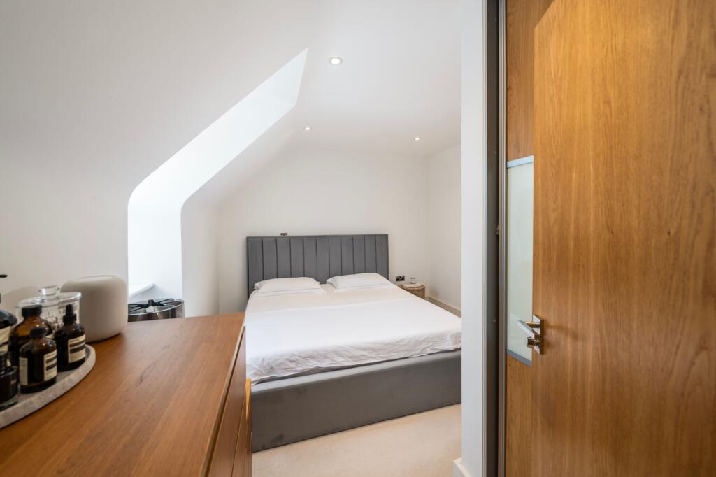 Apartment in Reigate and Banstead, Surrey - More