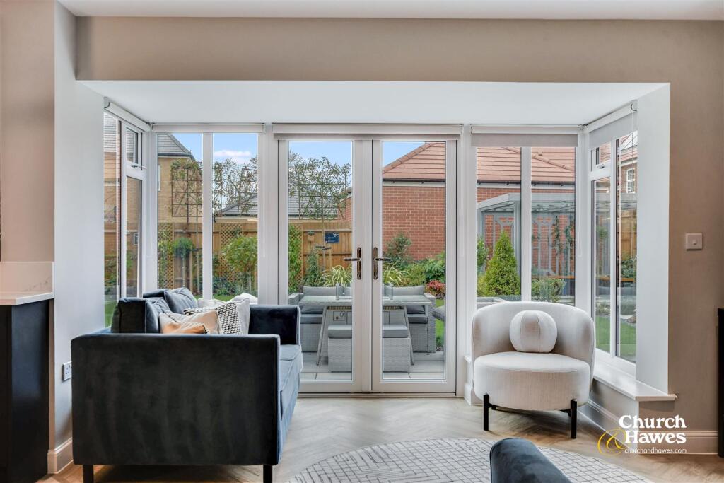 12 ENDEAVOUR WAY photo 4