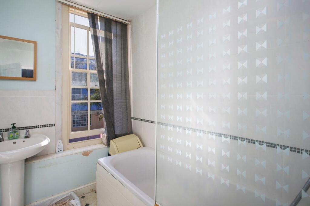 Apartment in Torquay - More