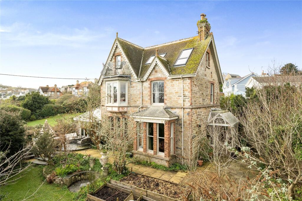 6 bedroom detached house in Penzance, great location, sea views, great position, 6 bedrooms