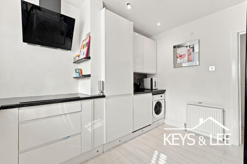 House in London, Collier Row - View 5