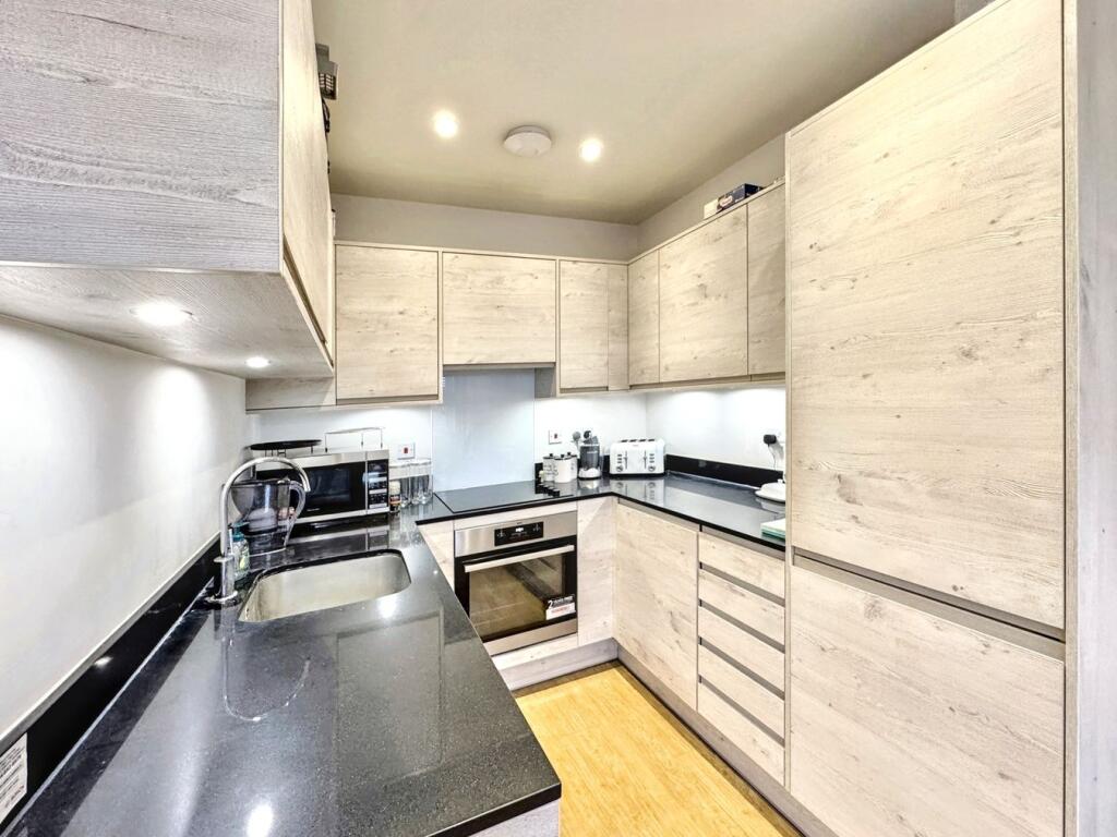 Apartment in Bromley - View 3