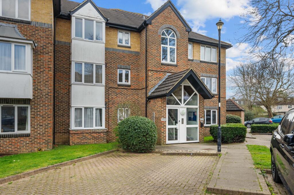 1-bed flat on Cotswold Way, Worcester Park, KT4, £250,000