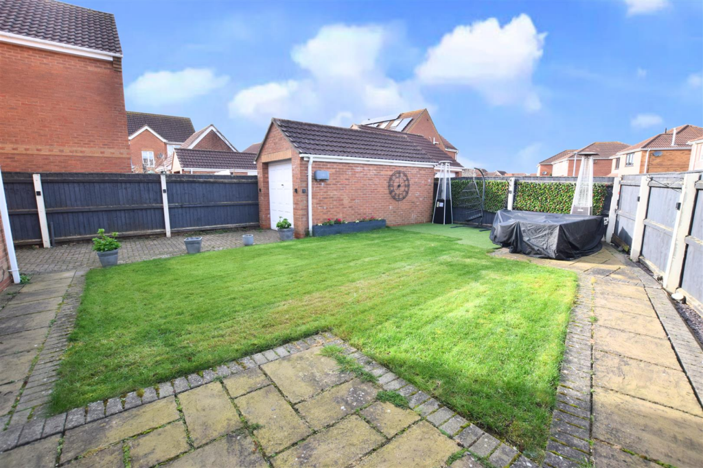 Garrick Lane, New Waltham, Grimsby photo 4