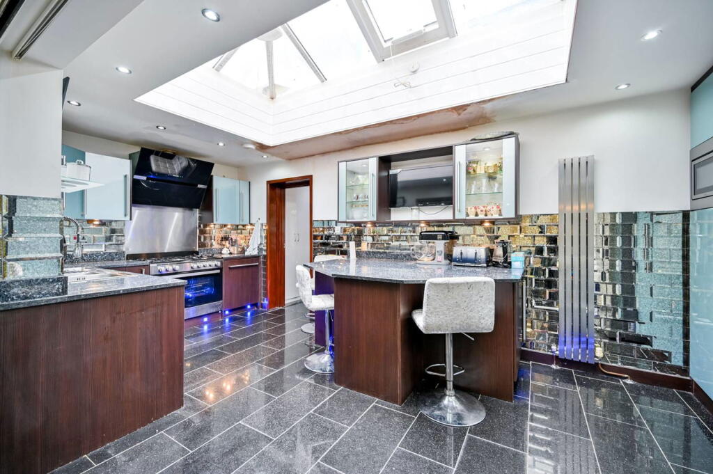 Beverley Way, London, SW20 photo 3