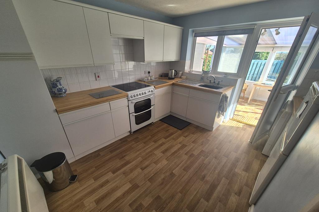 Orchard Rise, Crewkerne, TA18 photo 2
