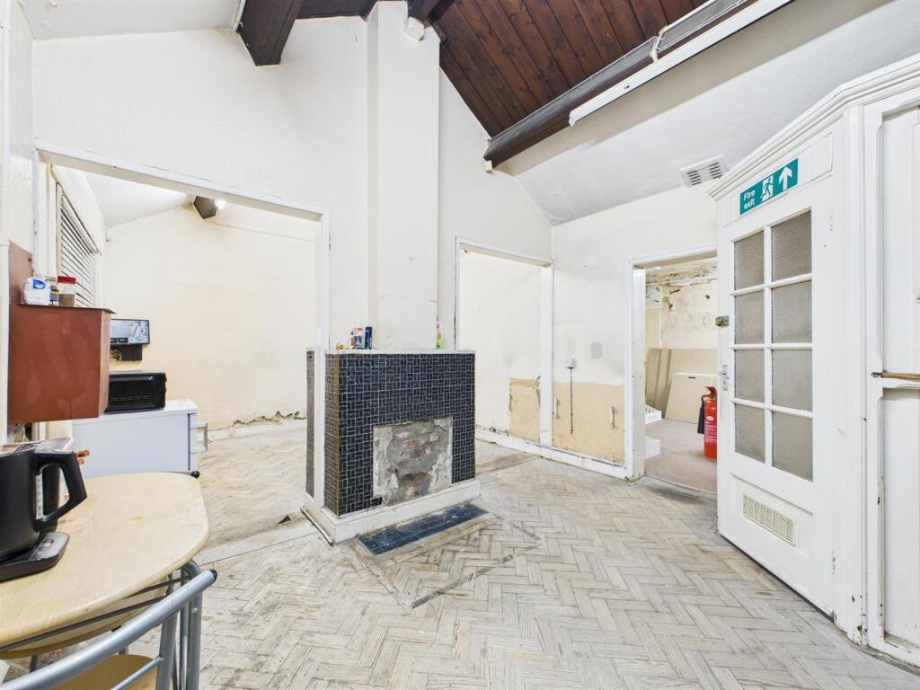 CAM03844G0-PR0377-STILL020.jpg