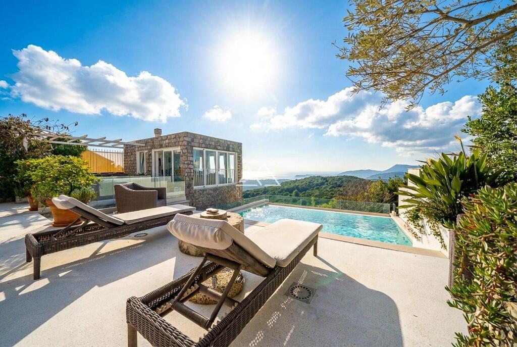 Main image of property: Lustica