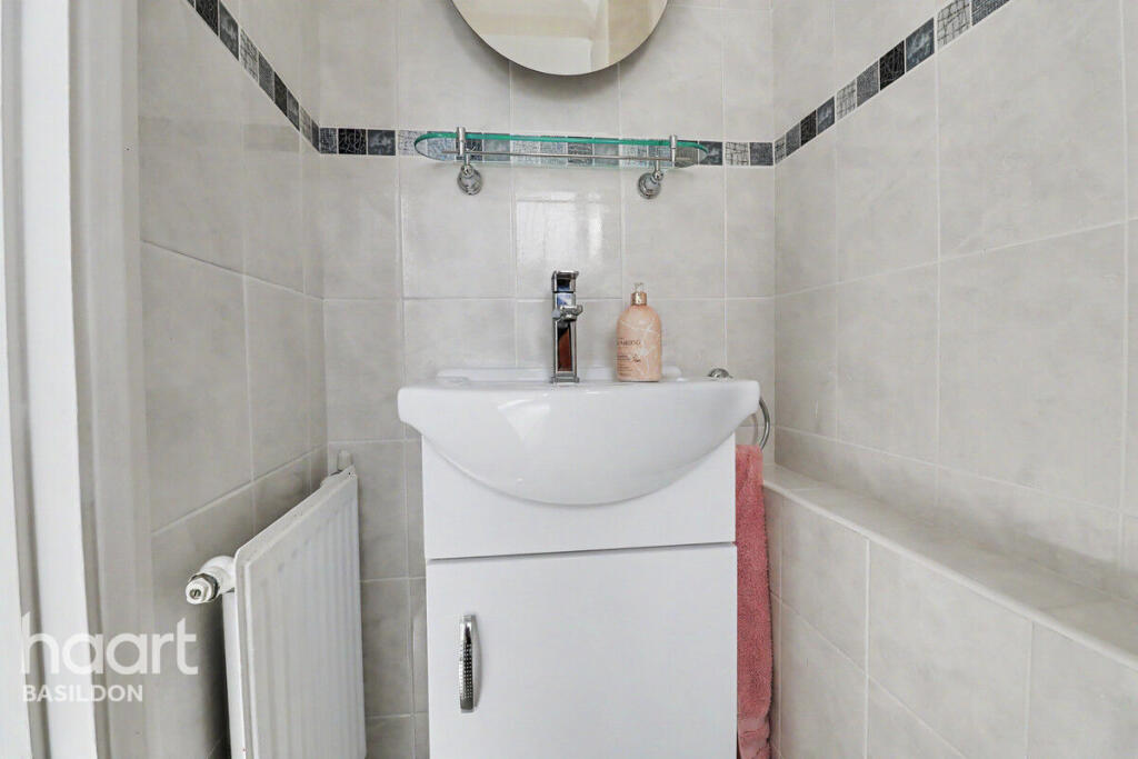 House in Basildon, Wickford - View 3