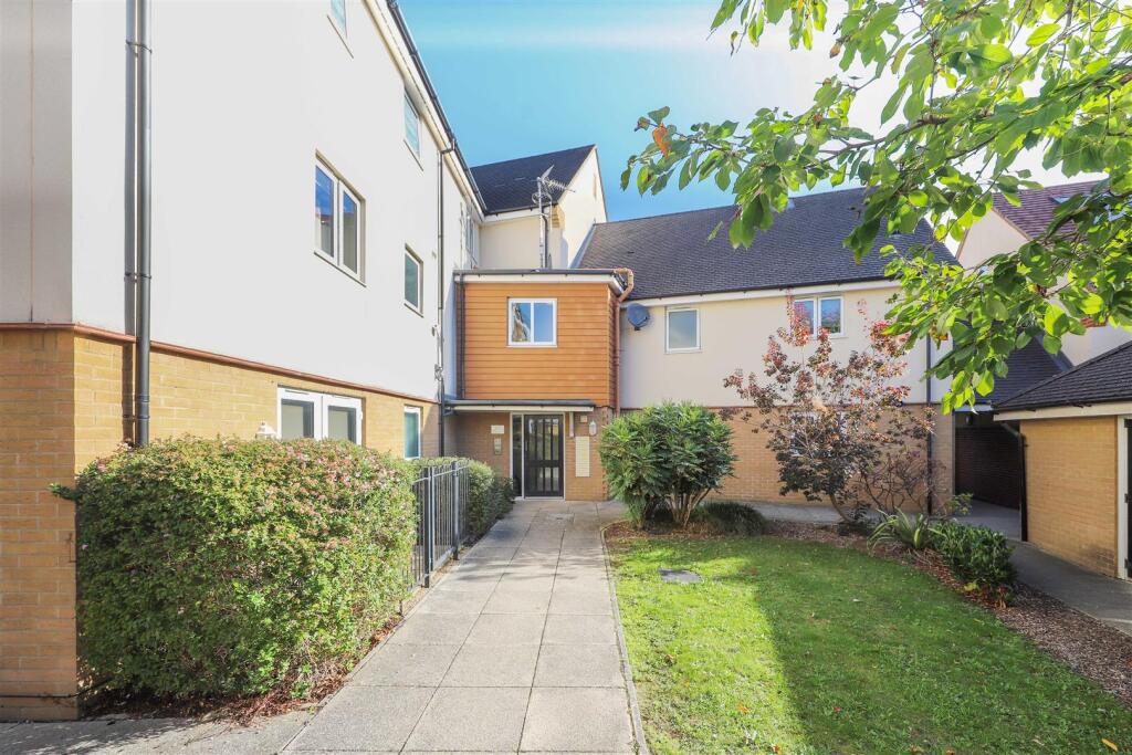2-bed apartment on Albacore Way, Hayes, UB3, £335,000