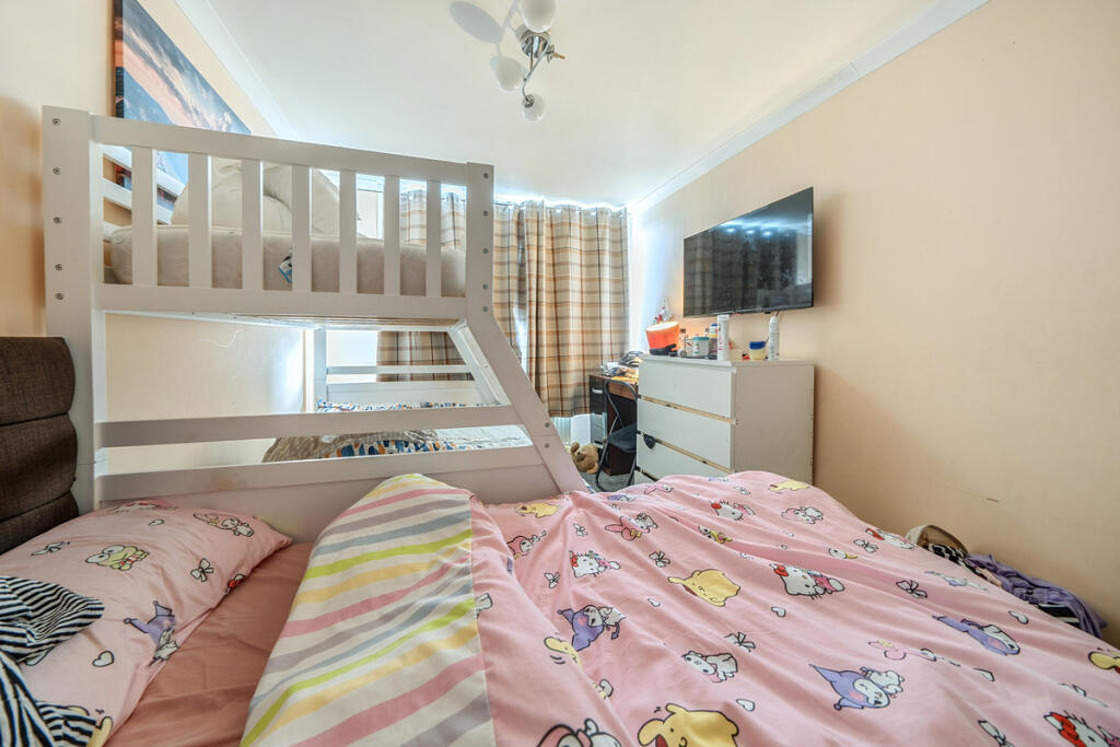 House in Southend-on-Sea - More
