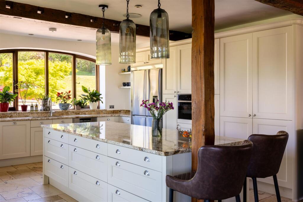 House in Tandridge, Bletchingley - More