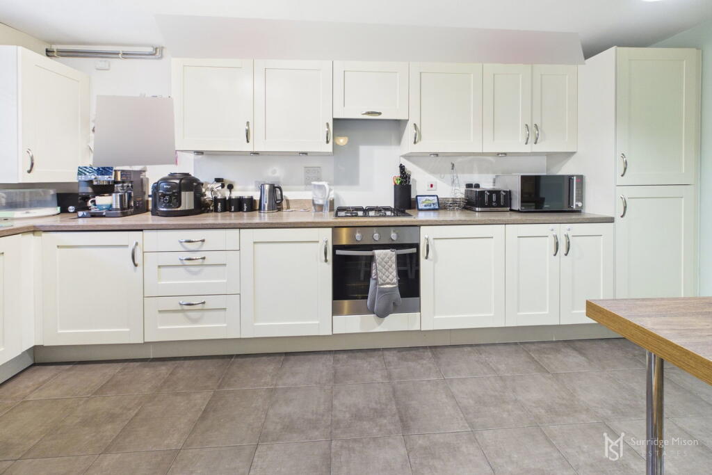 House in Wealden, Hailsham - More
