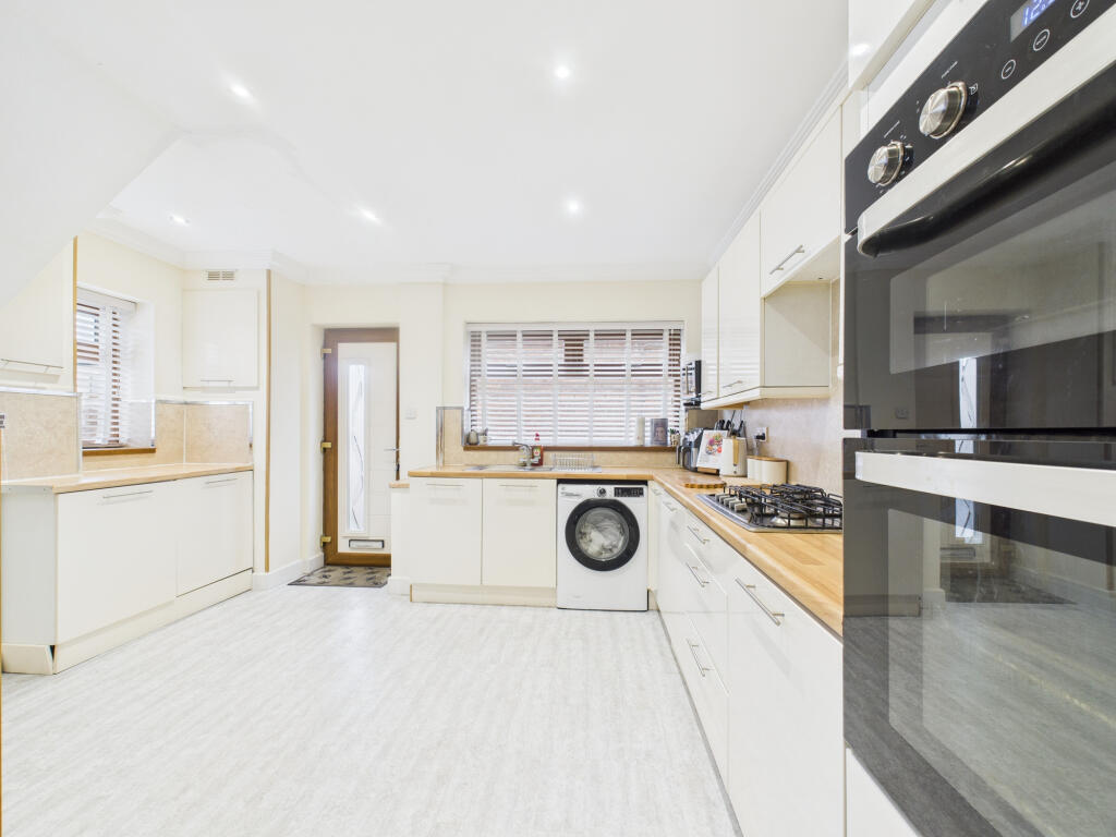 Ellesmere Avenue,  Hull, HU8 photo 3