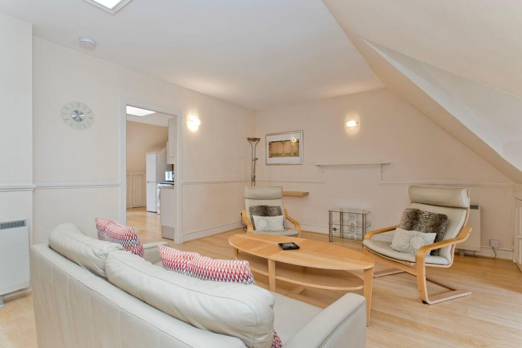 Apartment in Edinburgh, Tollcross - View 4