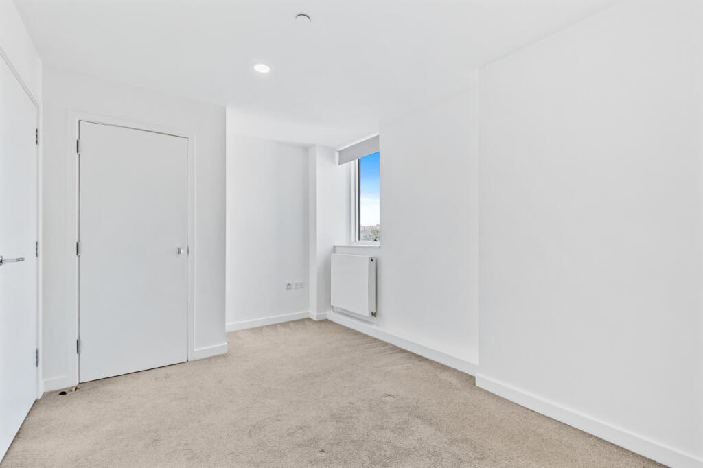 Apartment in Crawley, West Sussex - View 5