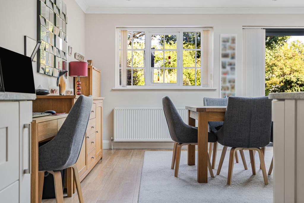 House in Welwyn Hatfield, Hertfordshire - More