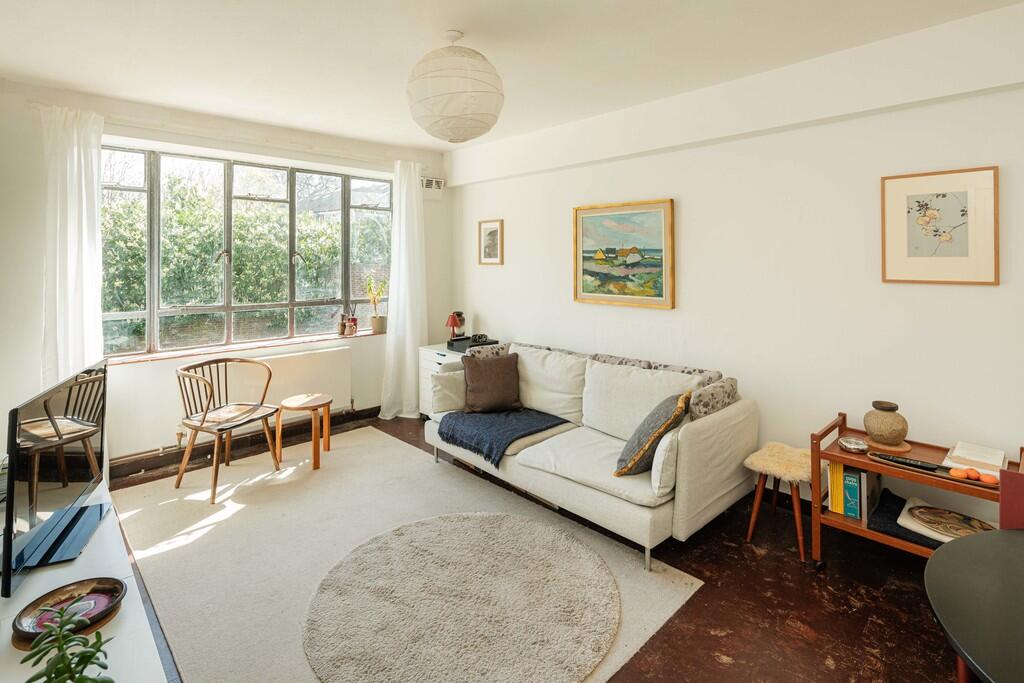 2-bed flat on Champion Hill, London, £450,000