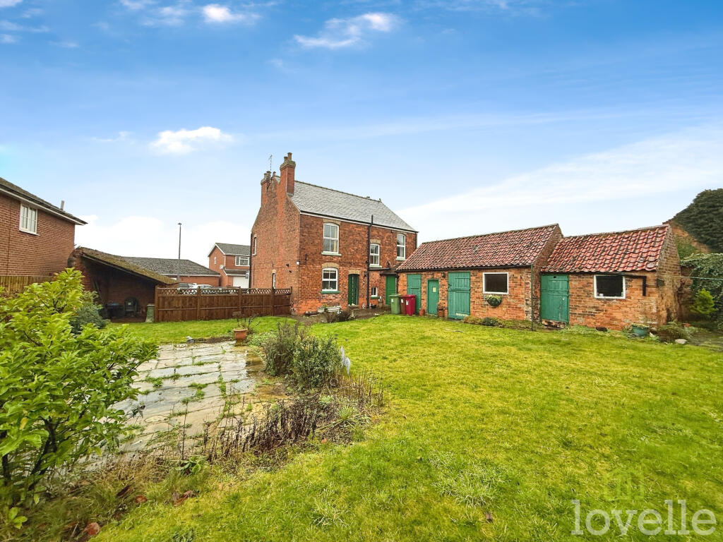 3-bed detached on Newbigg, Westwoodside, DN9, £340,000