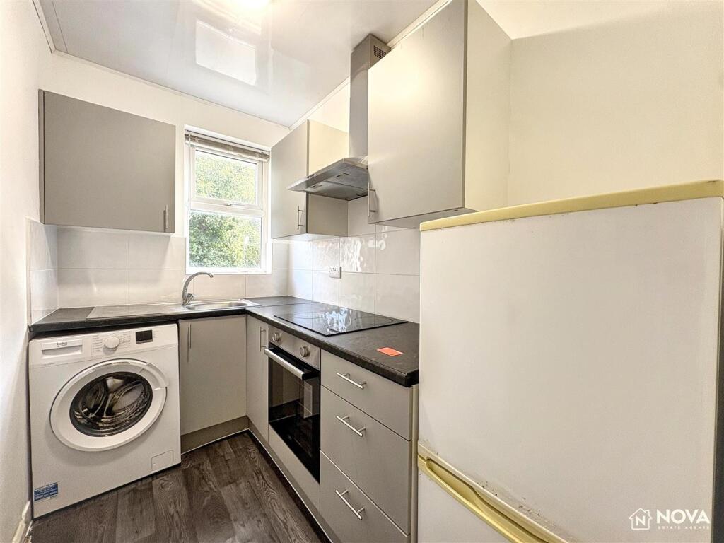 Apartment in Luton - View 5