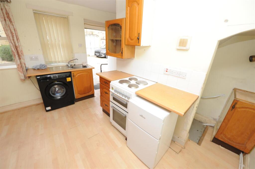 House in Bradford, Thackley End, Idle - View 4