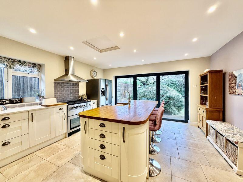 Chalklands, Bourne End photo 2