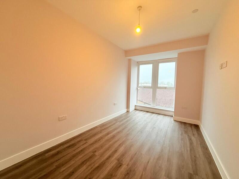 Apartment in Surrey Heath, Surrey - View 3