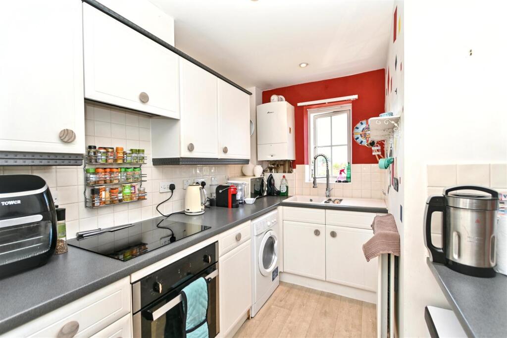 Apartment in Eastbourne, East Sussex - View 4