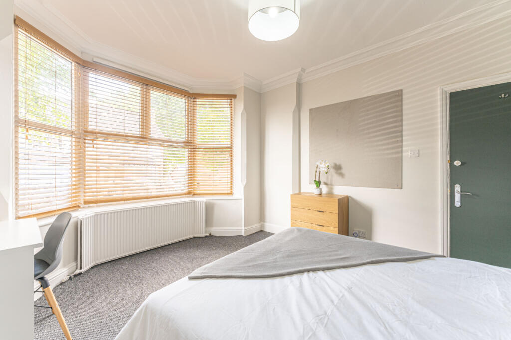 133 Rolleston Drive, Nottingham, NG7 - More