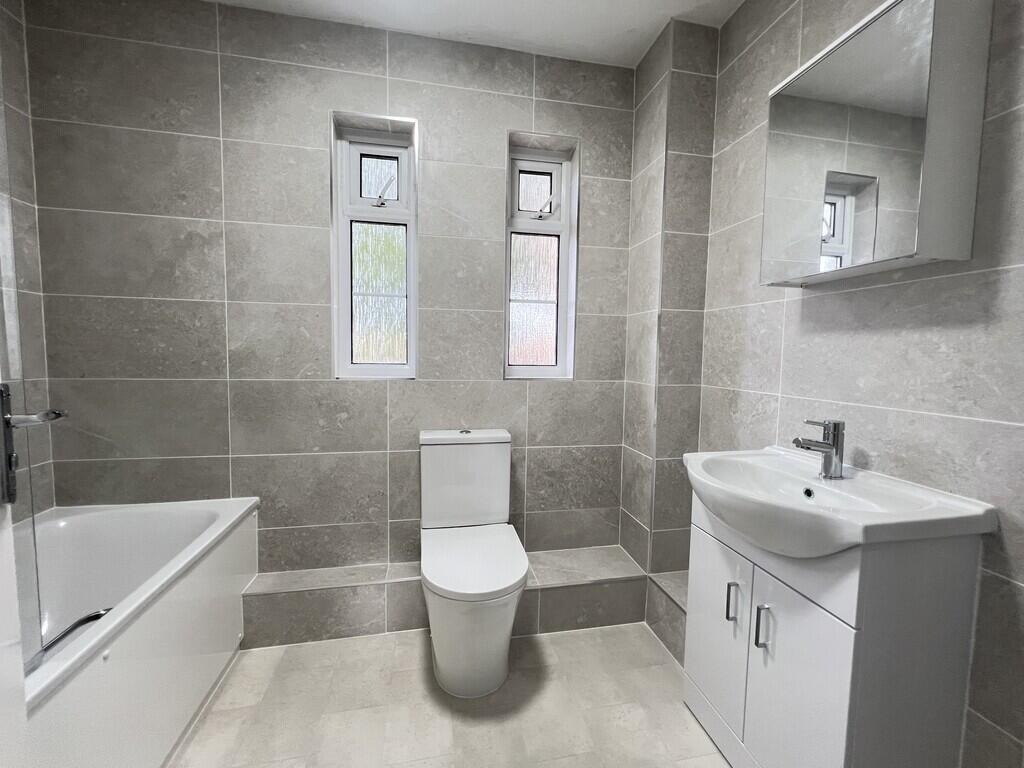 House in Horsham, Broadbridge Heath - View 2