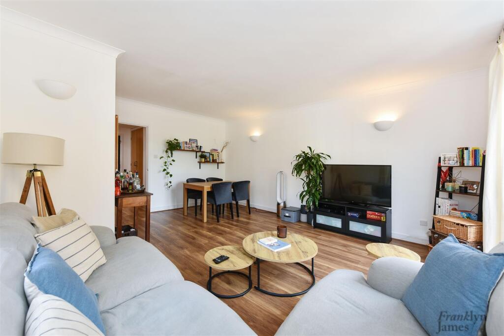 2-bed flat on 50 Narrow Street, London, £500,000