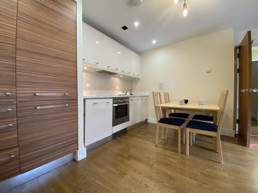Apartment in Cardiff, Cardiff City Centre - View 3