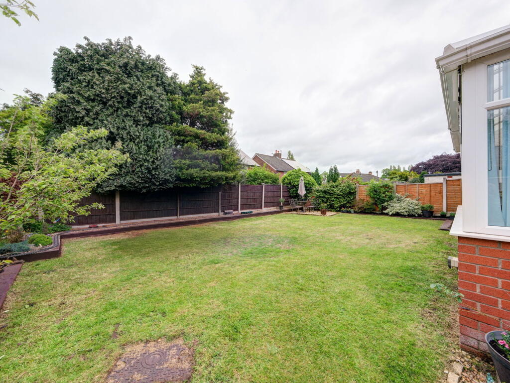 Albany Crescent, Lymm, WA13 9LS photo 4